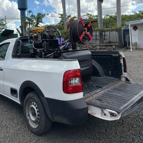 Espuma Jet em cima da uma picape (saveiro)